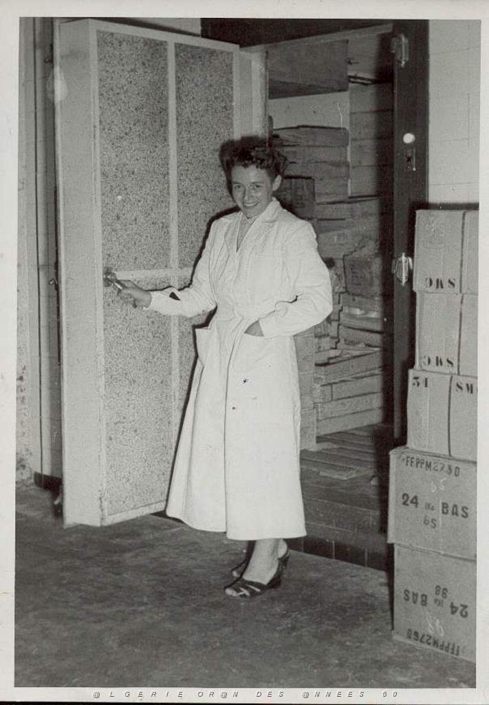 LES PARENTS JACQUELINE AZUELOS CHEZ CARBONEL OU ELLE TRAVAILLAIT.JPG